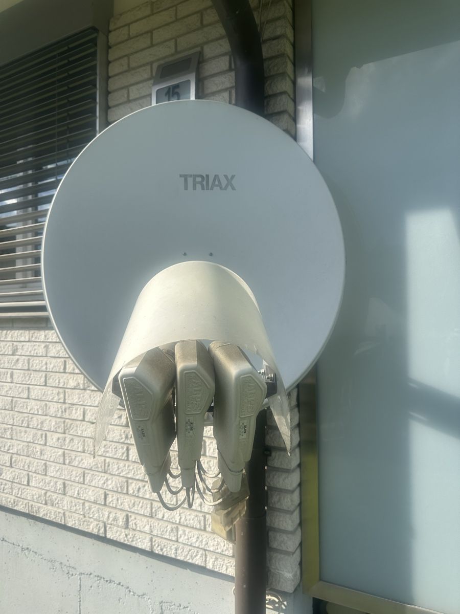 Parabola satellitare: Satellitenspiegel mit 3 LNB Triax – Usato da Schöftland venduto da lazer04 2