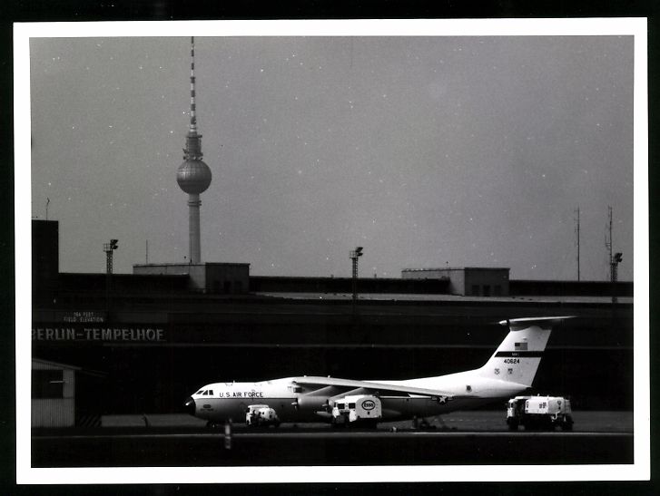 Fotografie & Manifesti: Fotografie Ansicht Berlin-Tempelhof, Flu – Usato da Berlin venduto da bartko-reher