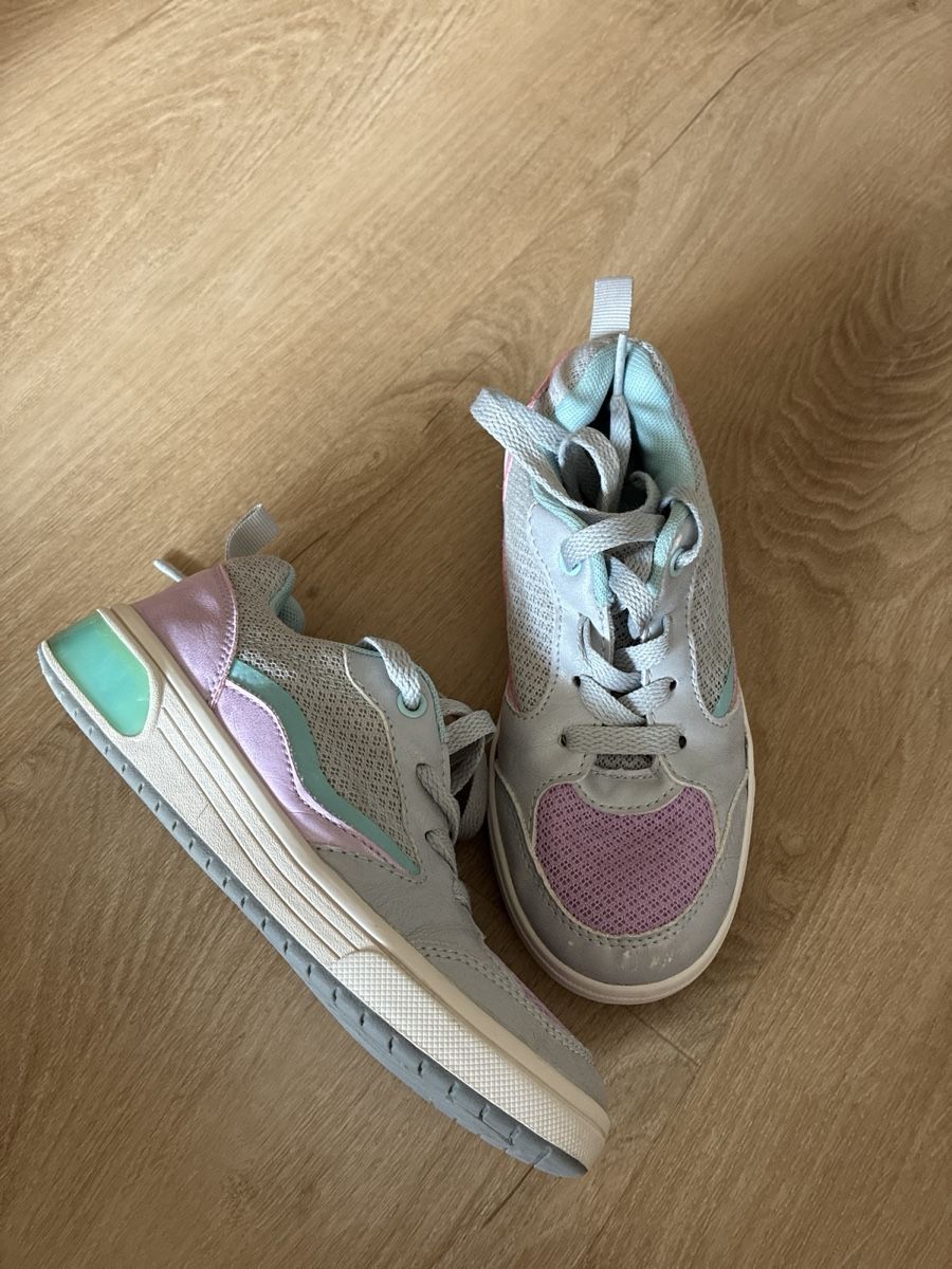 Chaussures filles: Schuh Halbschuh Sneaker Gr 31 blinken  – D'occasion à Stettfurt par San_w9gd