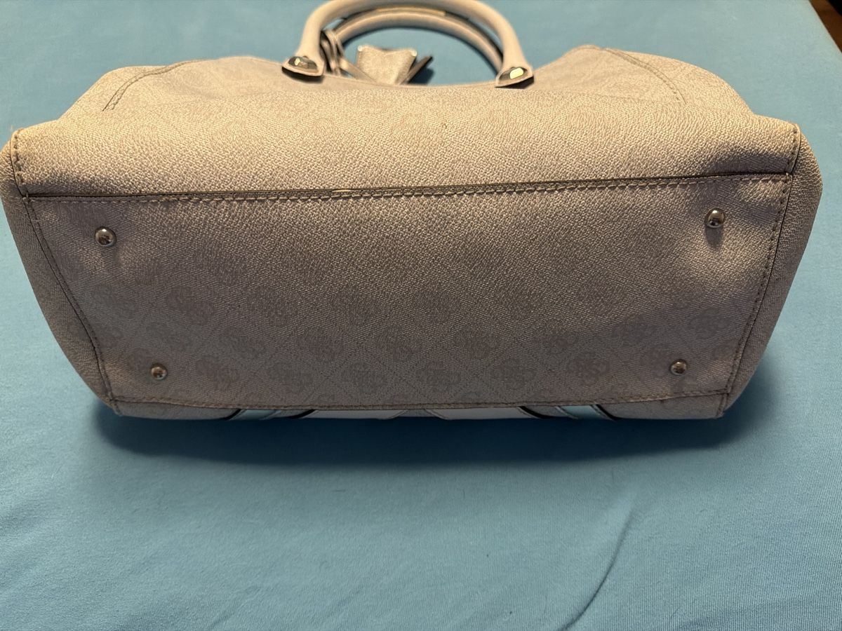 Guess Borse da donna: Guess Handtasche, hellgrau-silber, Top Zustand! – Usato da Triesen venduto da Kleki 4