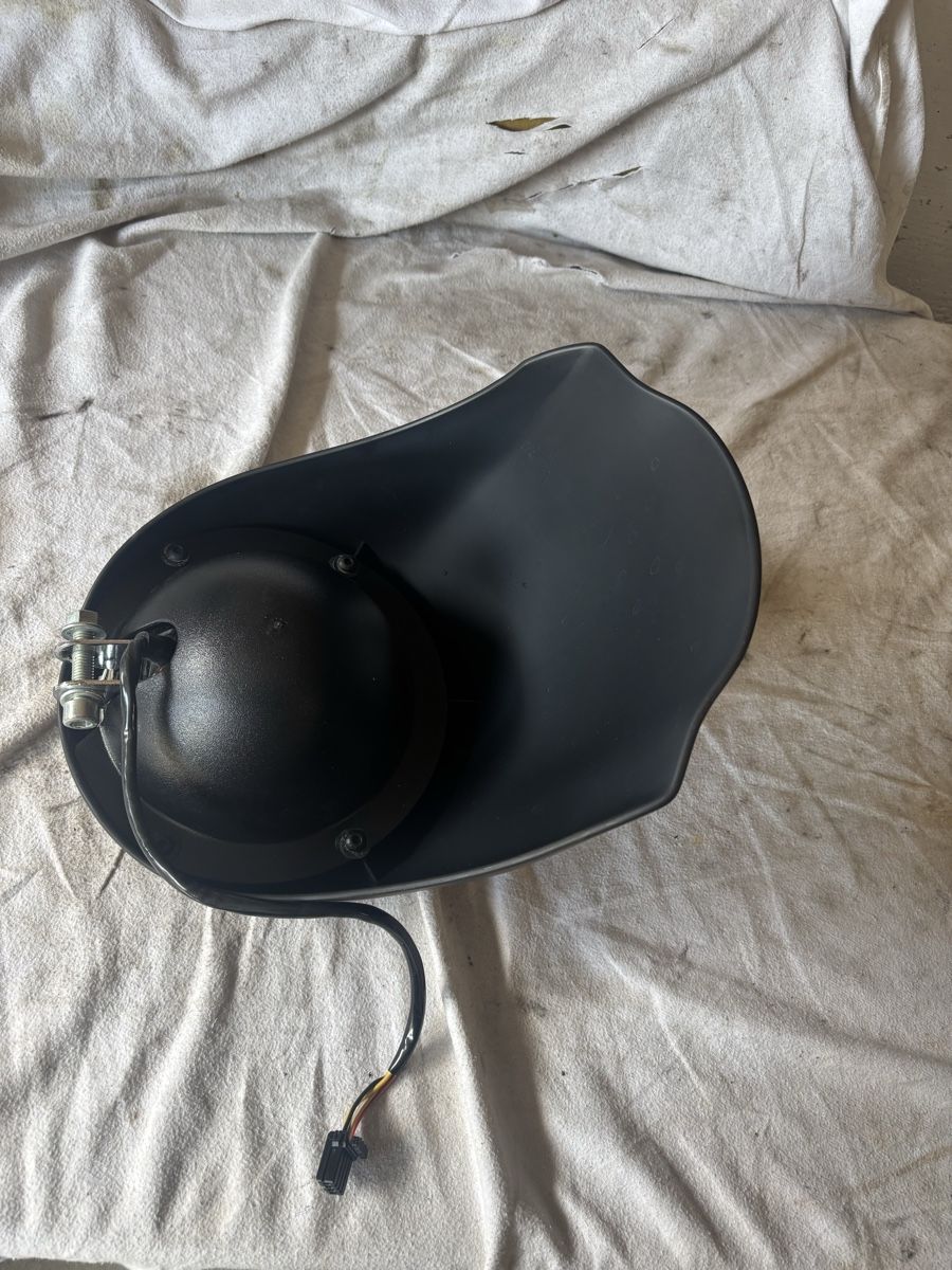 Harley-Davidson Toutes les pièces détachées moto: Harley Davidson Scheinwerfer  Maske – D'occasion à Schötz par Harley35 3
