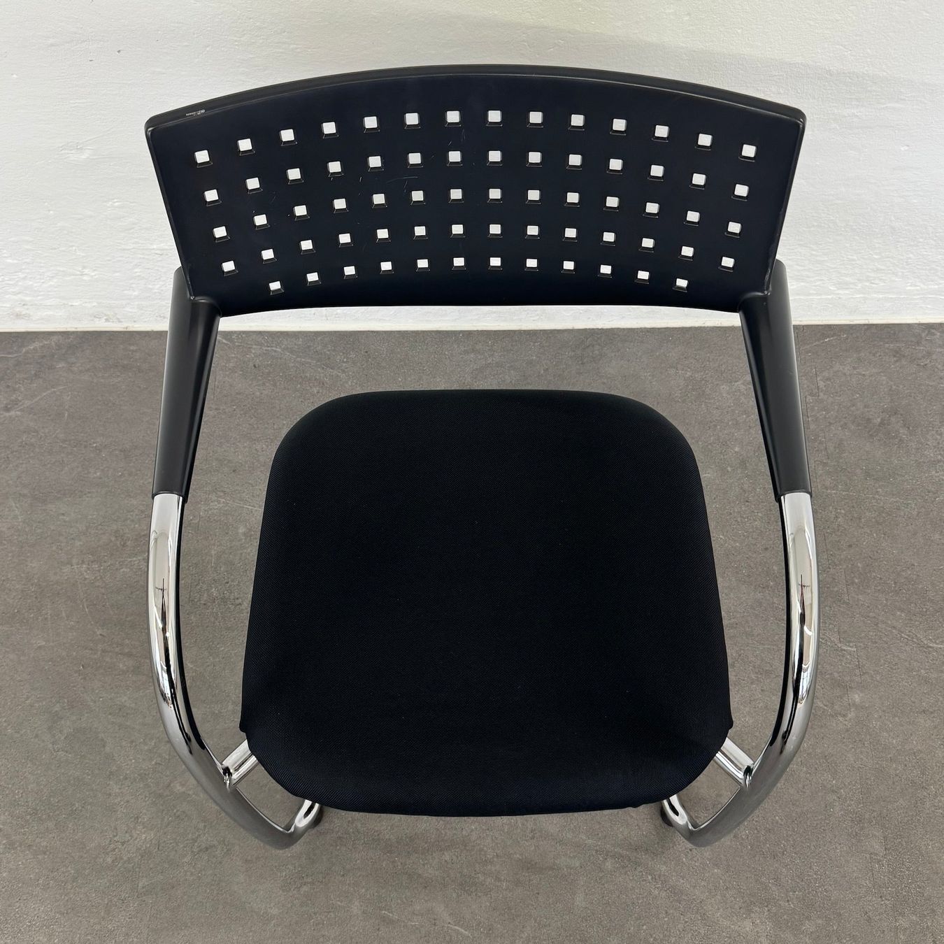 Vitra Sedie: Vitra Visavis Freischwinger - stapelbar - Schwarz-Chrom – Usato da Schönenwerd venduto da mcofficeshop 7
