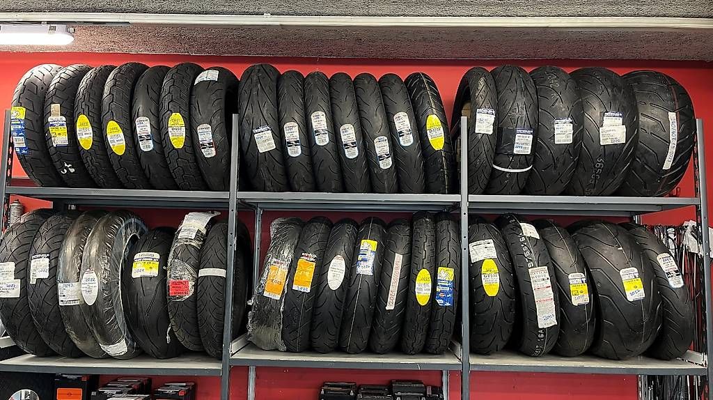 Pneumatici & Ruote complete: Diverse Motorrad Reifen  – Nuovo e nell'imballaggio originale da Schlieren venduto da motostyling