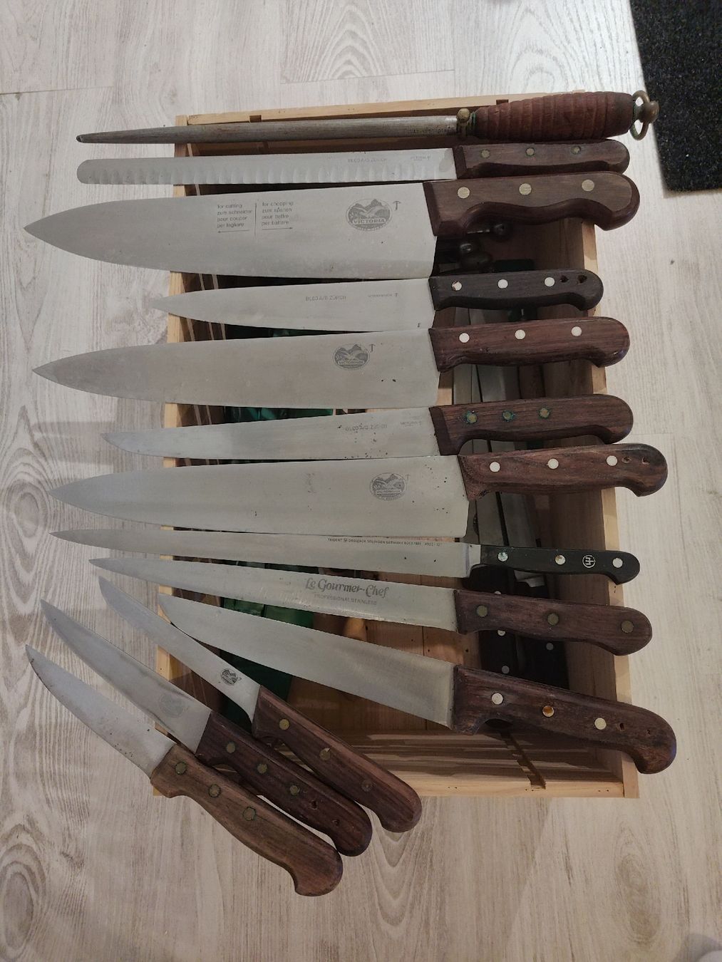 Victorinox Coltelli da cucina: Profi Küchenmesser (ganze Kiste) – Usato da Häuslenen venduto da Inlepaya2000 1