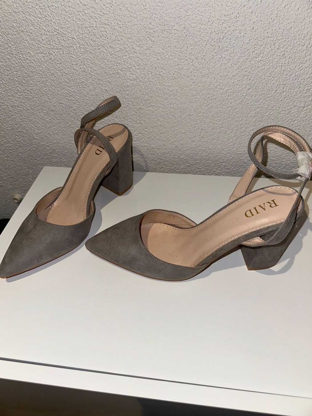 Zalando Scarpe da donna: Sandaletten in grau - 40 – Nuovo e nell'imballaggio originale da Rothrist venduto da G.F.1997