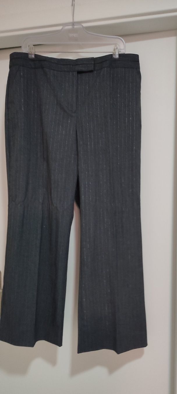 Pantaloni: Pantalon Worthington stretch gris – Nuovo e nell'imballaggio originale da St-Cergue venduto da Neviana