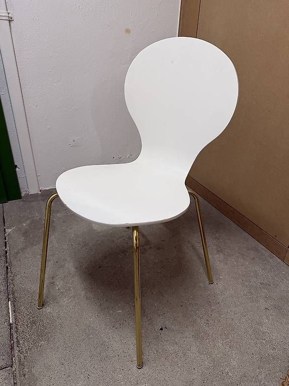 Stühle: Weisser Stuhl mit goldenen Beinen – Gebraucht aus Bern von victoria.sophie