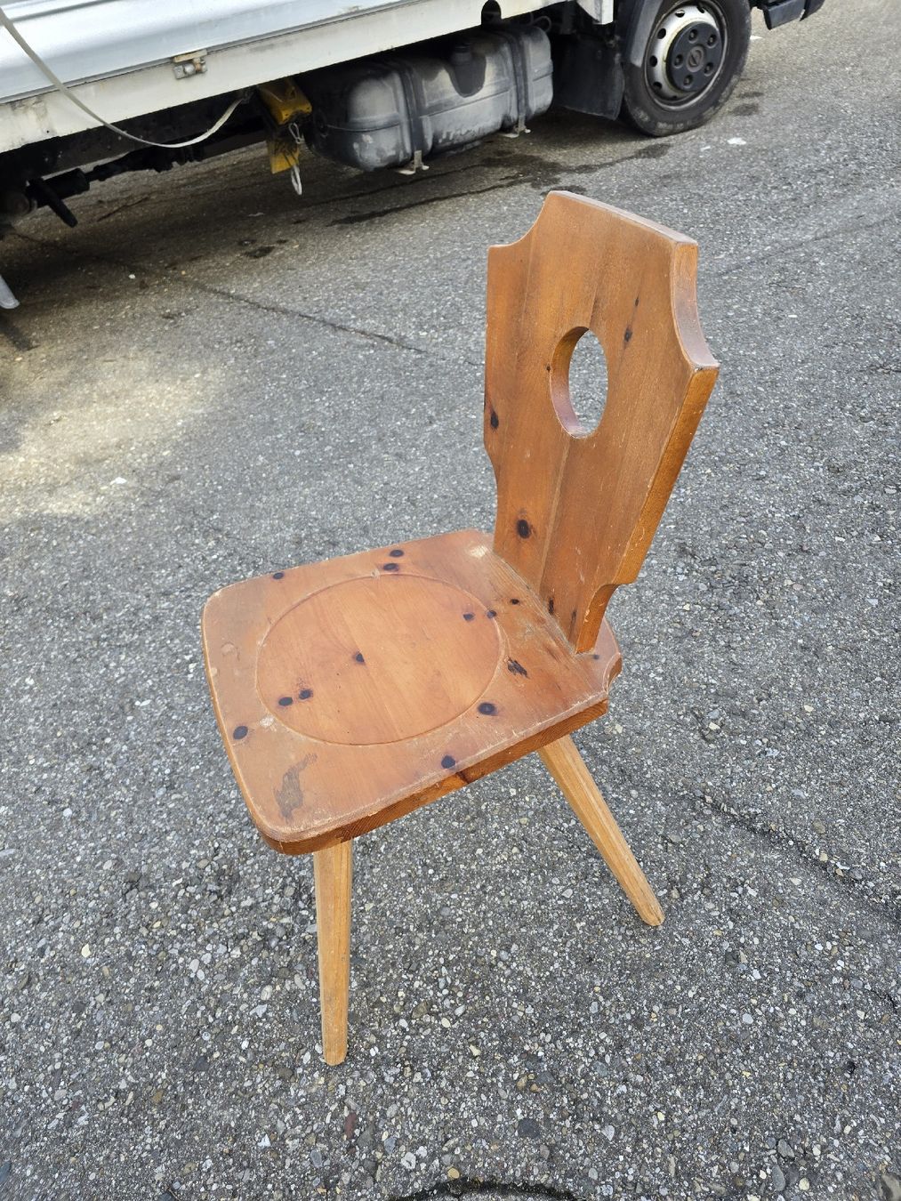 Sedie: Rustikaler Holzstuhl mit Lochmuster - Einzigartiges Design! – Usato da Mettlen venduto da elios0888 4