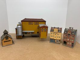 4er Set H0 Lagerhalle mit Silo, kleiner Schuppen, Wohnhäuser