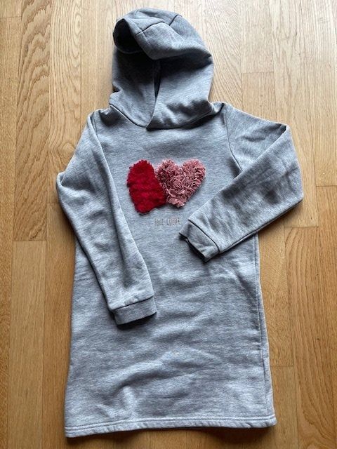 Vertbaudet Vestiti & Gonne: Vertbaudet - Mädchen Sweatkleid mit Kapuze Gr. 128 – Usato da Basel venduto da PinkPong