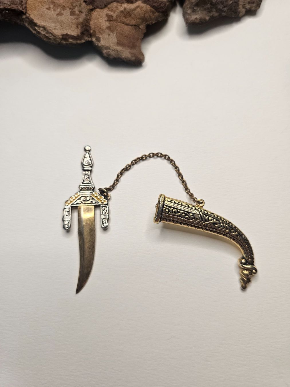 Spille & Fermagli: Brosche Dolch mit Scheide und Kette vergoldet alt – Usato da Zürich venduto da MaisonBelleCachet 3