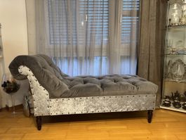 Elegante Designer-Chaiselongue / Recamiere in Samtoptik