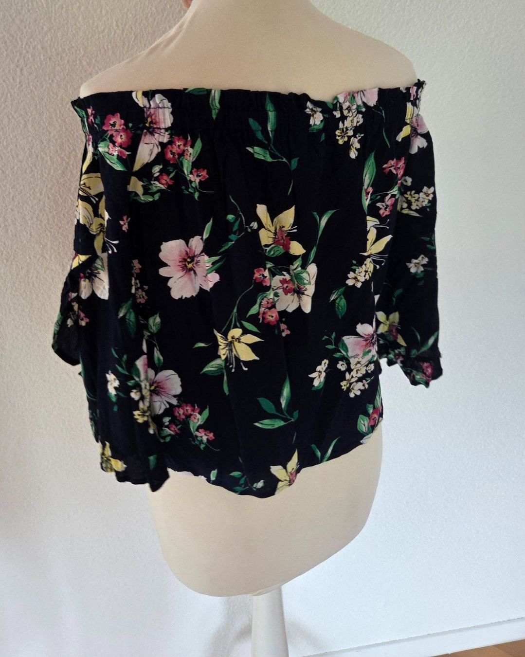 Bershka Camicette: Schulterfreie Bluse – Usato da Wängi venduto da Bibo4. 3