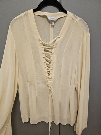Jolie blouse jaune pastel neuve