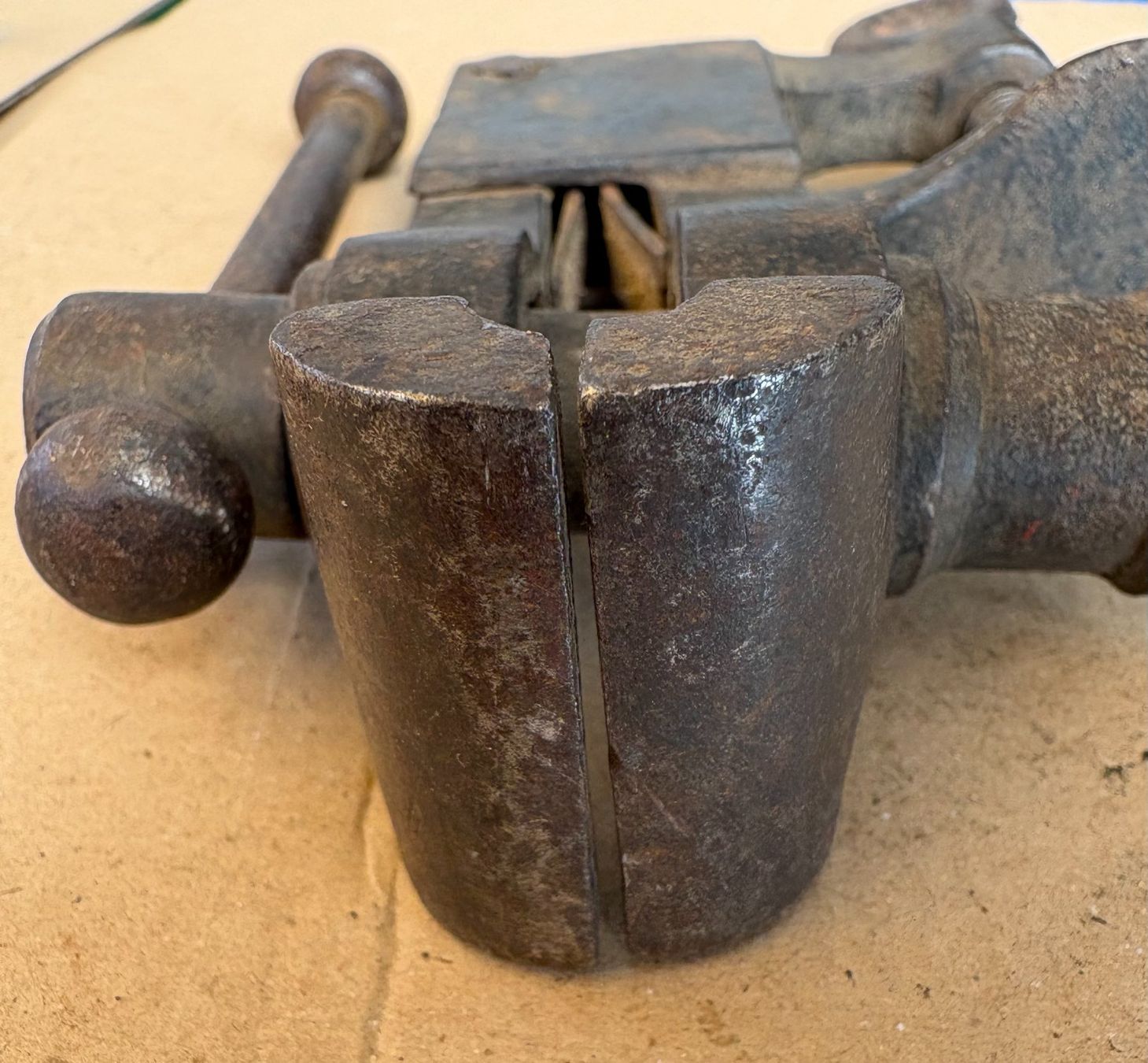 Tutti gli attrezzi: VINTAGE KLEINER SCHRAUBSTOCK – Usato da Ostermundigen venduto da wini63 1