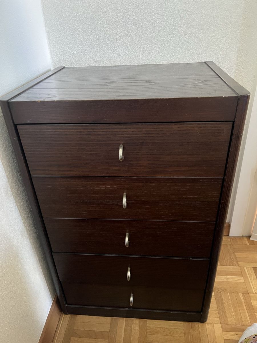 Comodini: Dunkles Holz Nachtkästchen/Kommode mit 5 Schubladen – Usato da Zürich venduto da n_89