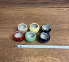 Sechs farbige Mini-Übertöpfe, ideal für kleine Pflanzen
