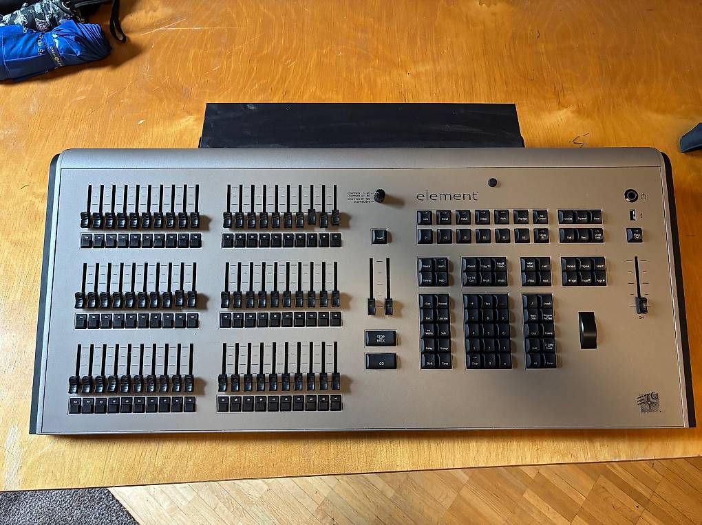 Strumenti musicali: ETC Element (60 Fader) – Usato da Seftigen venduto da marzl78