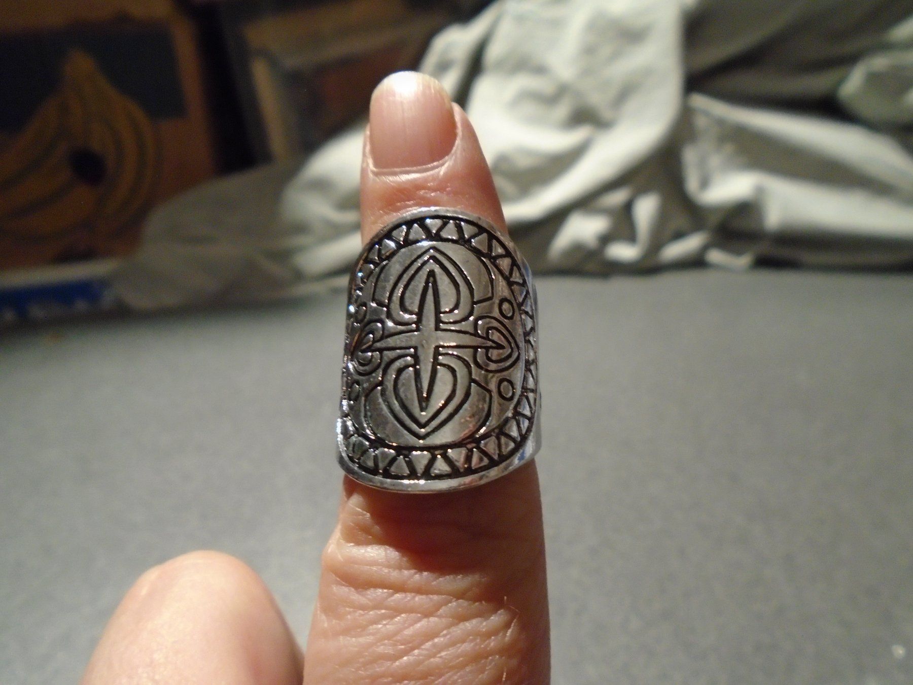 Bagues: Ring silberfarbig, Schild – Neuf avec emballage d'origine à Zürich par abraxas1291