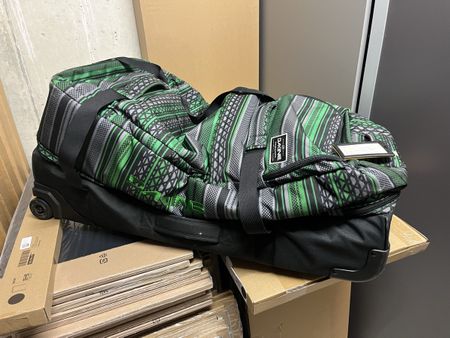 Reisetasche Dakine grün gemustert Rollen guter Zustand
