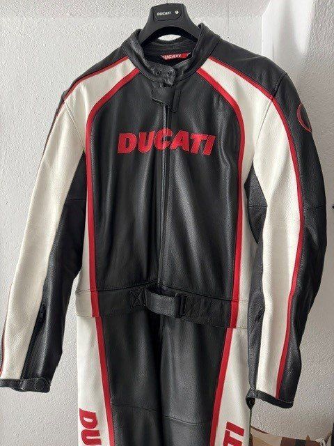 Costumes, combinaisons de sport et fonctionnelles: Ducati Lederkombi Grösse 56 – D'occasion à Hagendorn par Pezzli 1