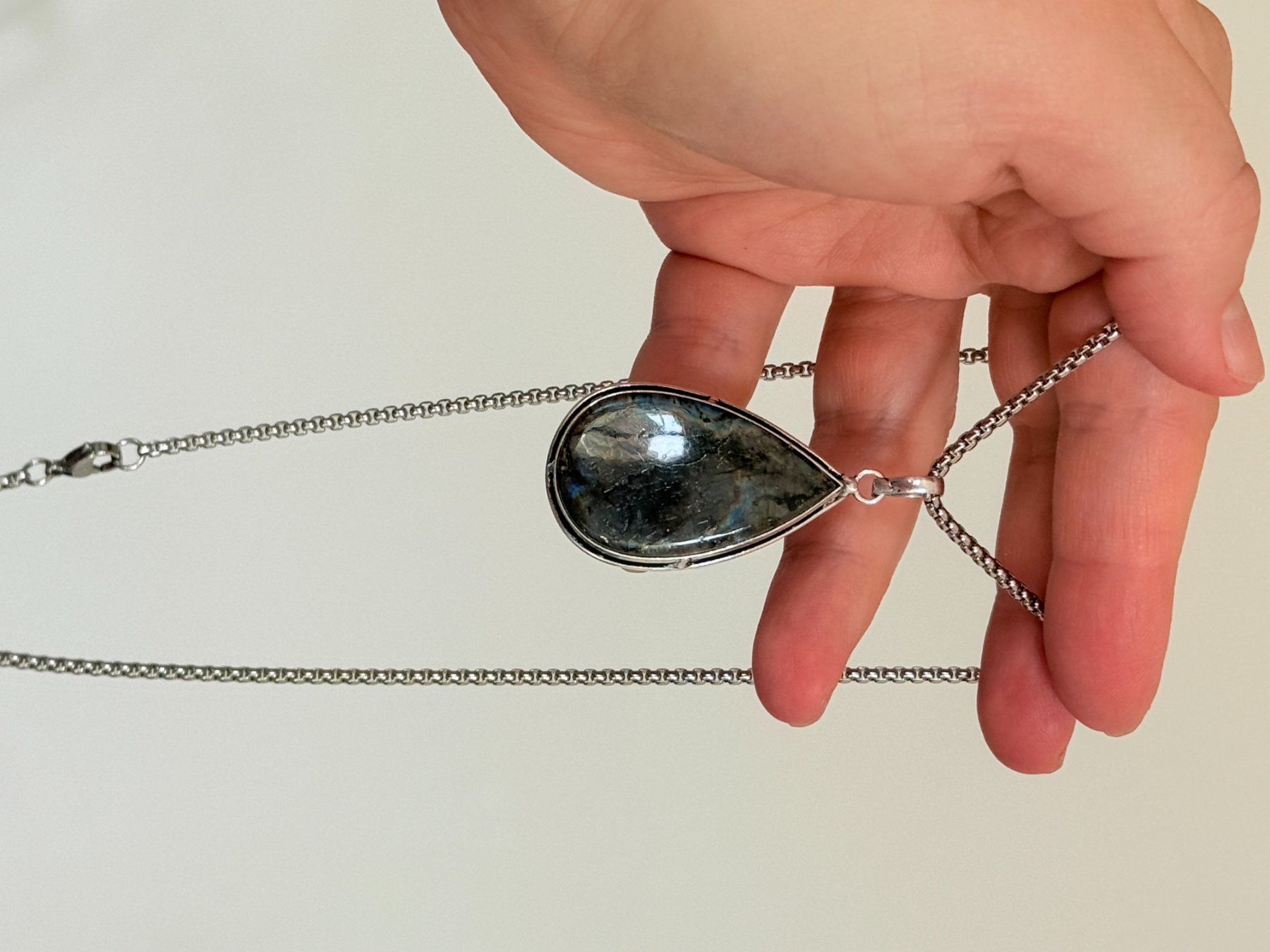 Catenine: Collier avec pendentif labradorite forme goutte – Nuovo e nell'imballaggio originale da Genève venduto da AGBERG 5