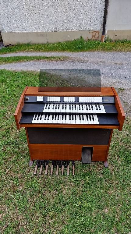 Strumenti musicali: RIHA Orgel 4100 – Usato da Linthal venduto da StuessiLinthal 1
