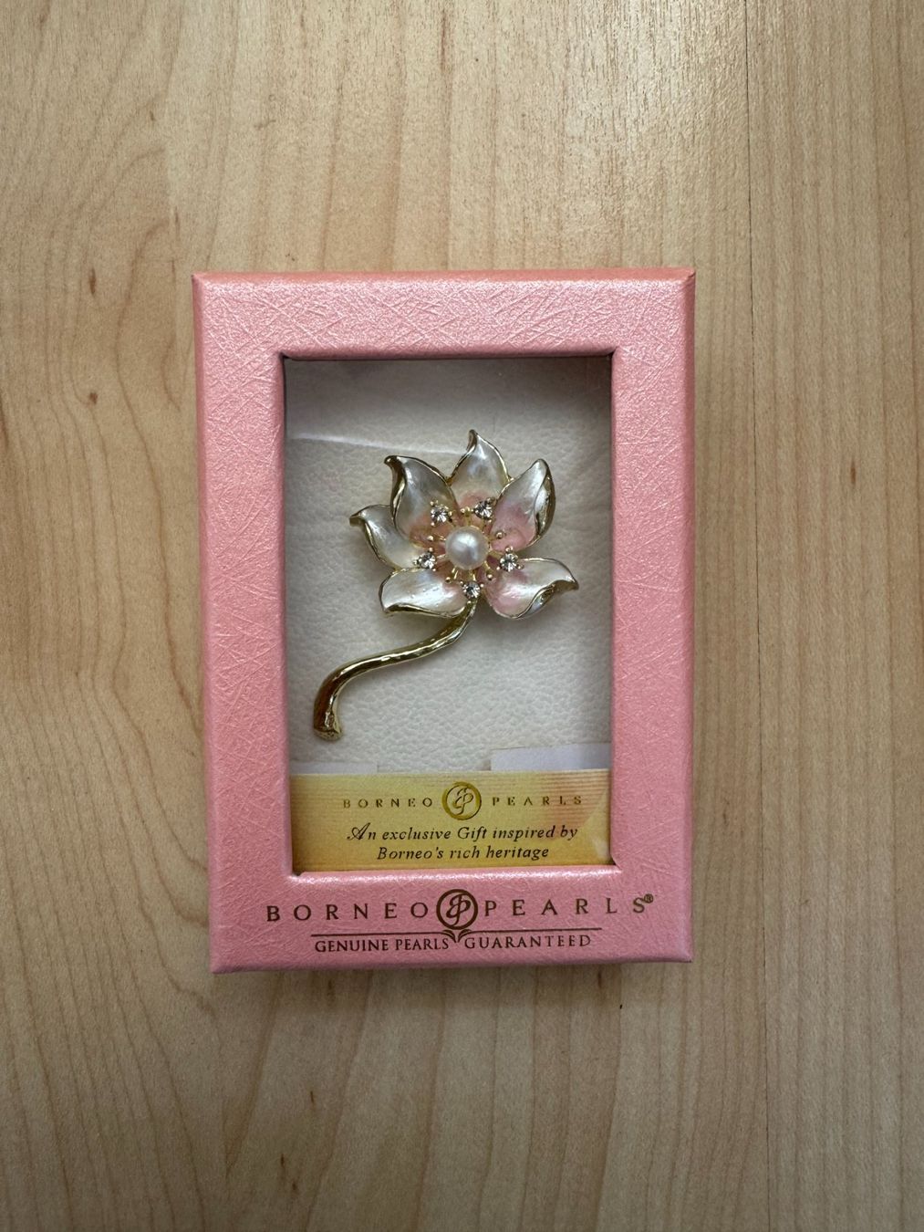 Spille & Fermagli: Broche en forme de fleur avec véritable perle - neuve – Nuovo e nell'imballaggio originale da Denens venduto da sar_5wlm