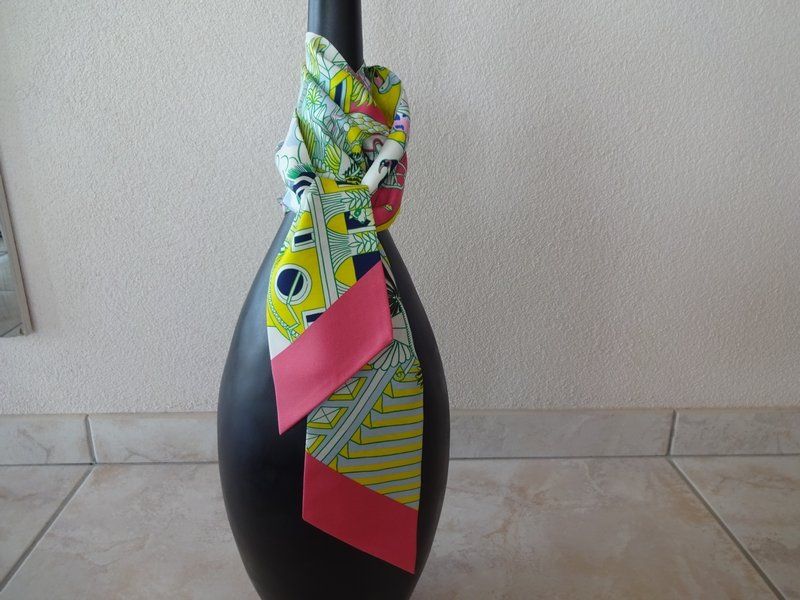 Hermès Foulard & Sciarpe: Maxi twilly slim Hermès "Animapolis" avec facture – Nuovo e nell'imballaggio originale da Hauterive NE venduto da Paby 2