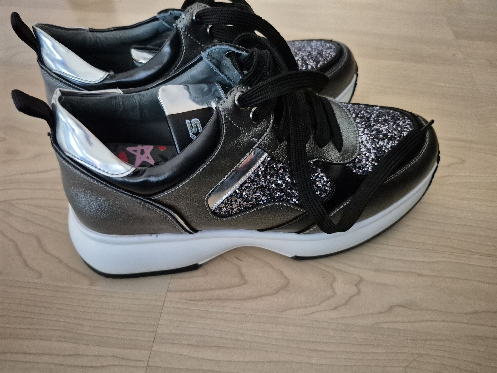 Damenschuhe: Keys Sneakers Grösse 39 – Gebraucht aus Oberweningen von Bumblebee2 1