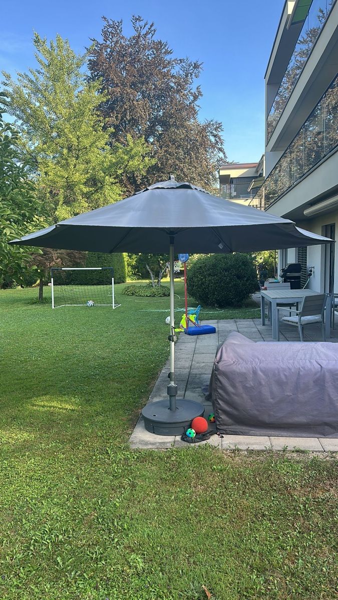 Parasols: Doppler Sonnenschirm anthrazit mit Kurbel gebraucht – D'occasion à Küsnacht ZH par rkaramanian
