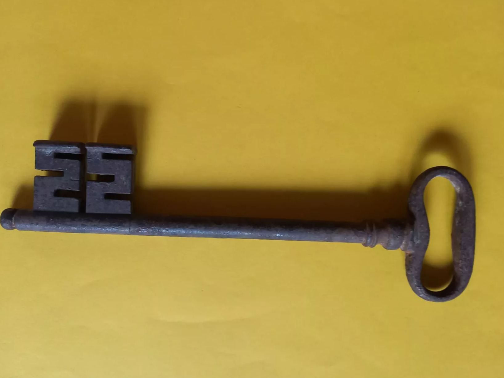 Chiavi: Clef ancienne en fer forgé – Usato da Rossens FR venduto da Souris1 3
