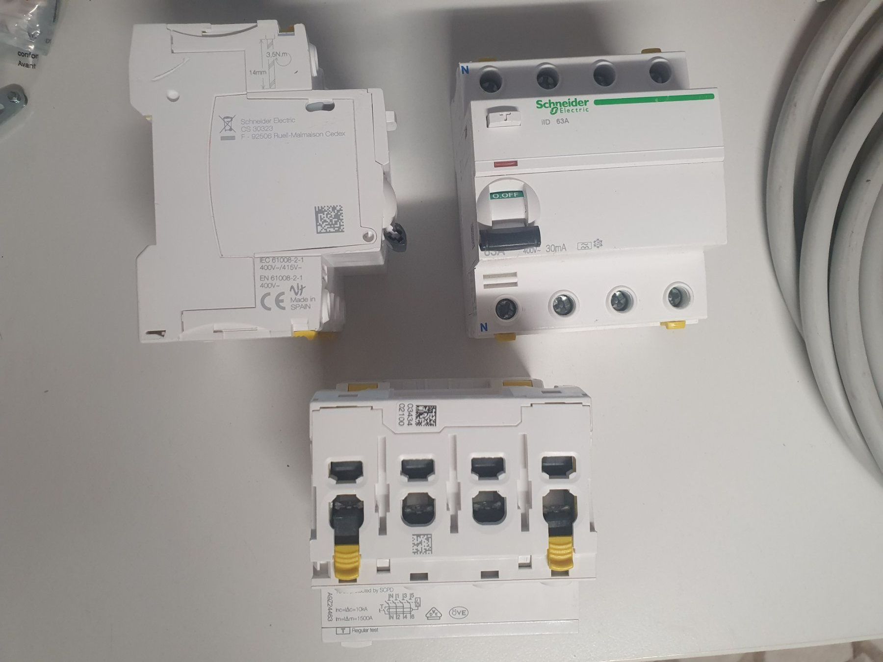Schneider Interruttori: Schneider Electric A63 Fehlerstromschutz Schalter 63A FI 4P – Usato da Zürich venduto da Alibaba1234