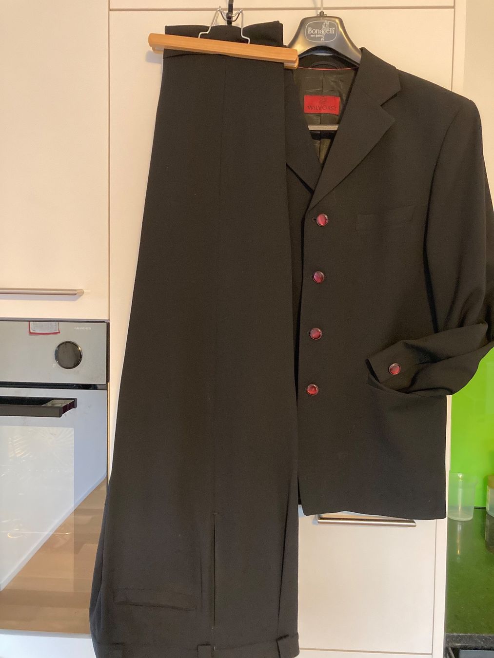 Costumes: Schwarzer Anzug, Bordeauxrote Knöpfe – D'occasion à Stallikon par dotka07 1