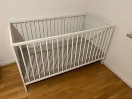SMÅGÖRA Babybett, weiss, 70x140 cm, inkl. DRÖMMANDE Matratze