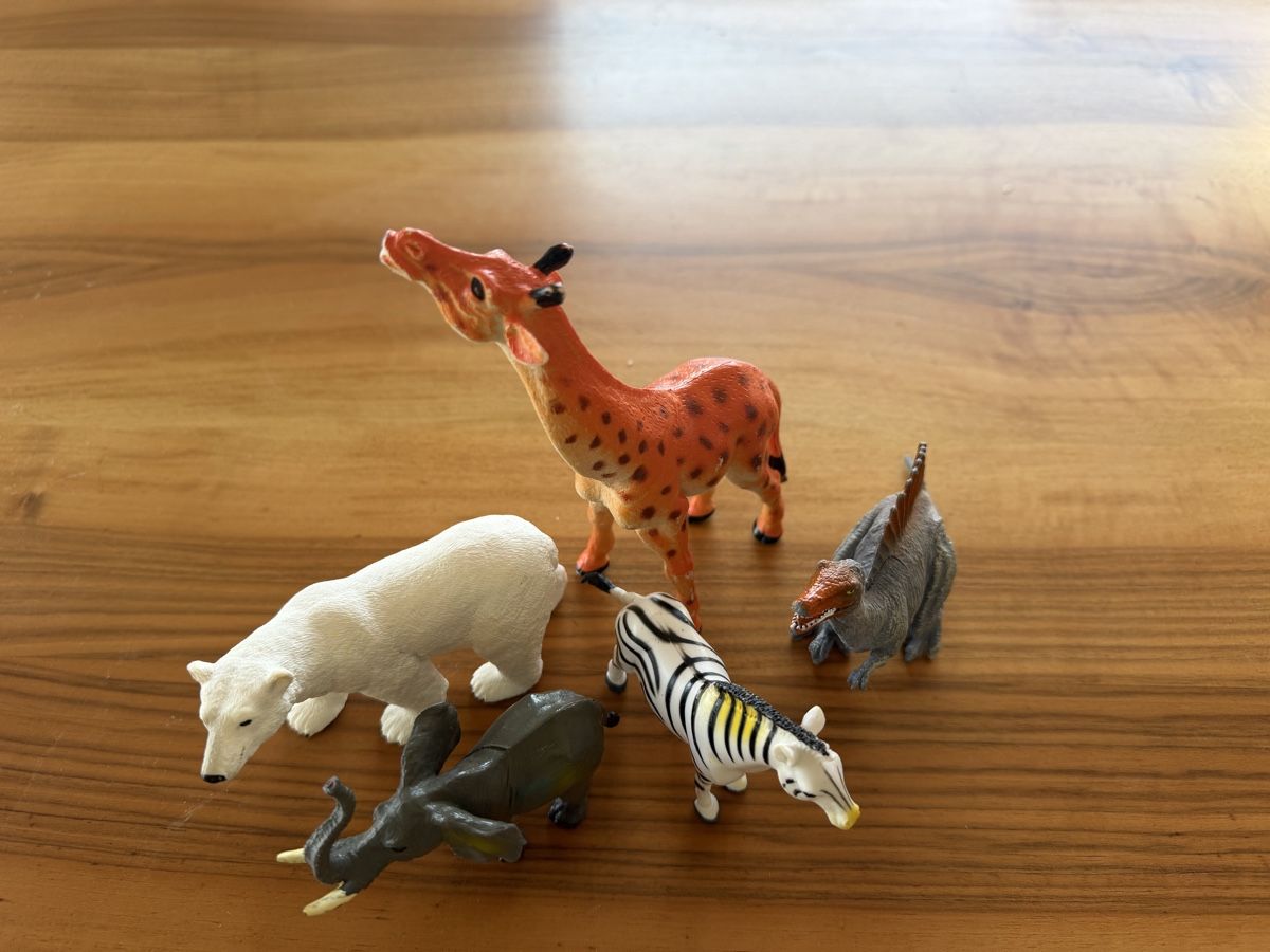 Spielzeuge: Tierfiguren Set Giraffe Elefant Zebra Bär Dino – Gebraucht aus Luzern von La_sfinge 1