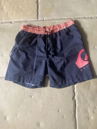 Short de bain Quiksilver Volley - idéal pour l'été!