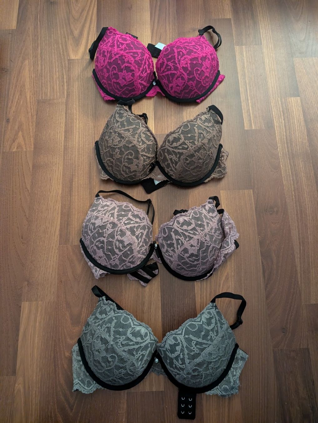 Autres dessous: 4er-Set Push-up-BHs mit Spitze, Grösse 80C – Neuf (Voir description) à Lufingen par Kappi90