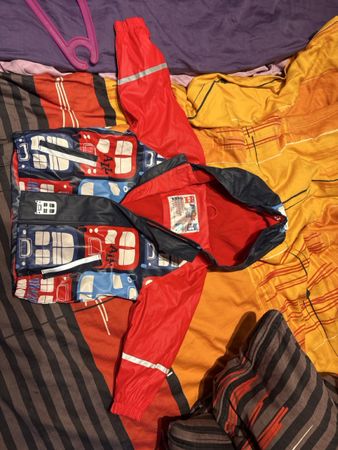 Kinder Regenjacke mit Bus Motiv rot blau Grösse 86/92