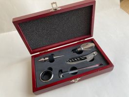 Klassisches Weinset in Holzkiste