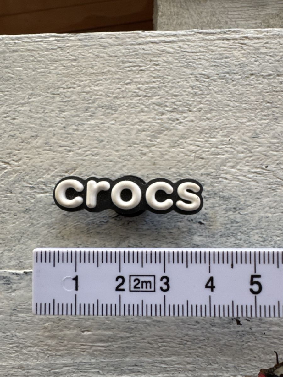 Crocs Scarpe da uomo: Crocs Schuh-Anstecker / Jibbitz - Buchstaben Charm "crocs" – Nuovo e nell'imballaggio originale da Seuzach venduto da CarmelinaFerraris