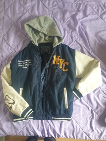 Coole College Jacke mit Kapuze, Grösse 158, Top Zustand!