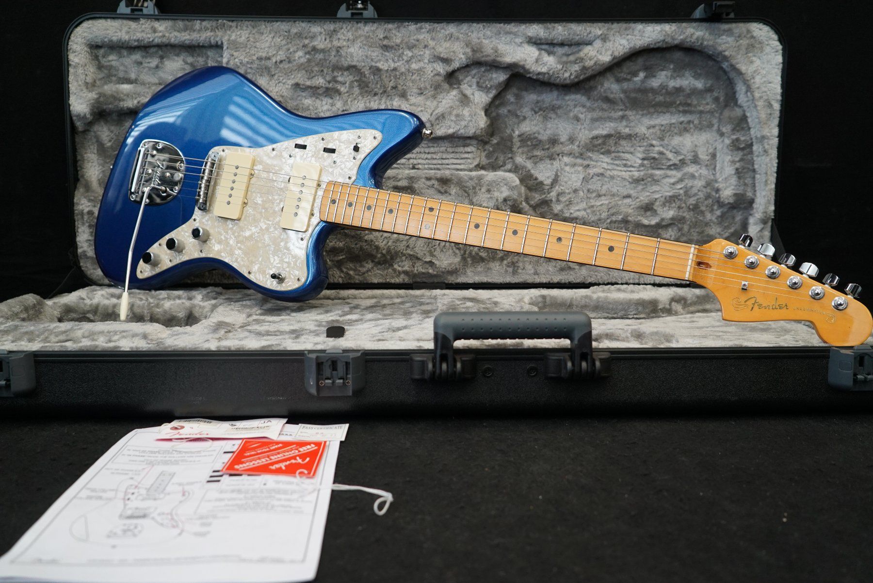 Fender Strumenti musicali: Fender American Ultra Jazzmaster - Maple Fingerboard - Cobra – Usato da Ortschwaben venduto da Musictrade