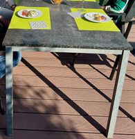 Schöner unverwüstlicher Granittisch sehr günstig abzugeben