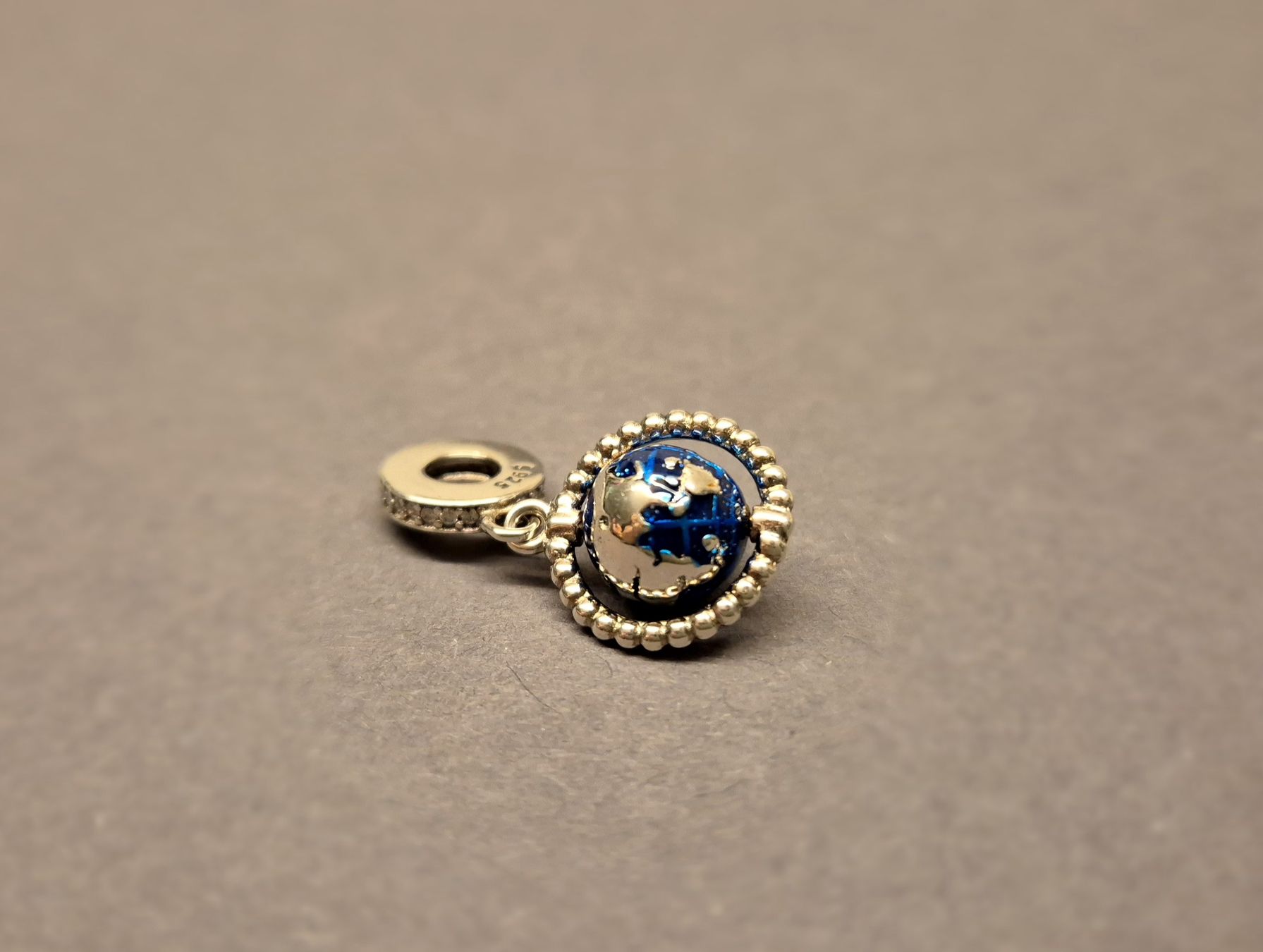 Ciondoli: Silber Charm Weltkugel +Garantie – Nuovo (secondo la descrizione) da Rotkreuz venduto da Carbone_Bijou-Shop 1