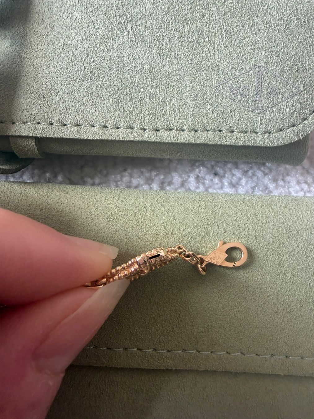 Van Cleef Bracciali & Braccialetti: Bracelet Van Cleef & Arpels, Alhambra, Or Jaune, Comme Neuf – Nuovo (secondo la descrizione) da Lausanne venduto da Stephaniesdressing 4