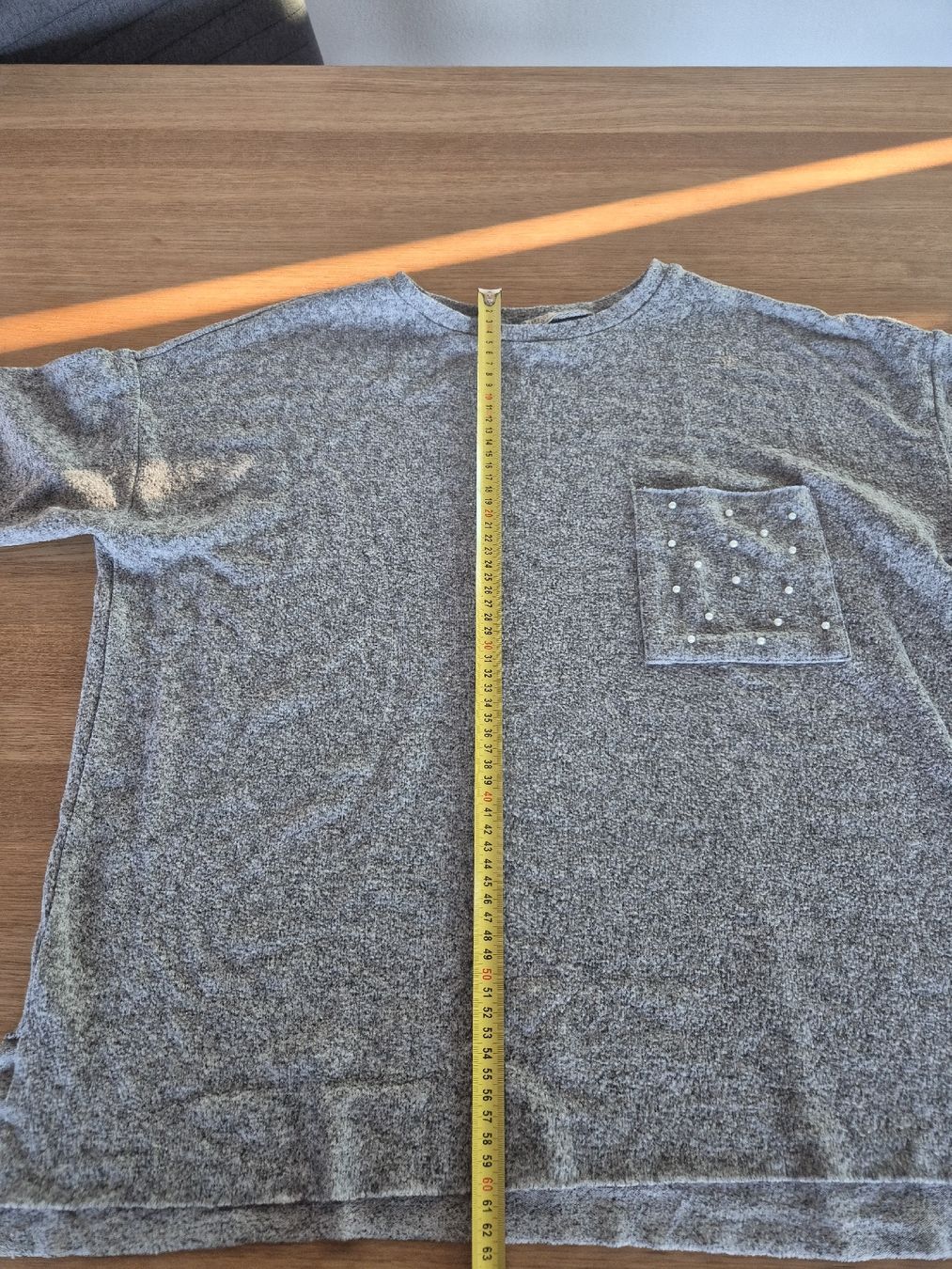Zara Maglioni & Felpe: Graues Shirt mit Tasche und Perlen – Usato da Bern venduto da miruslav 4