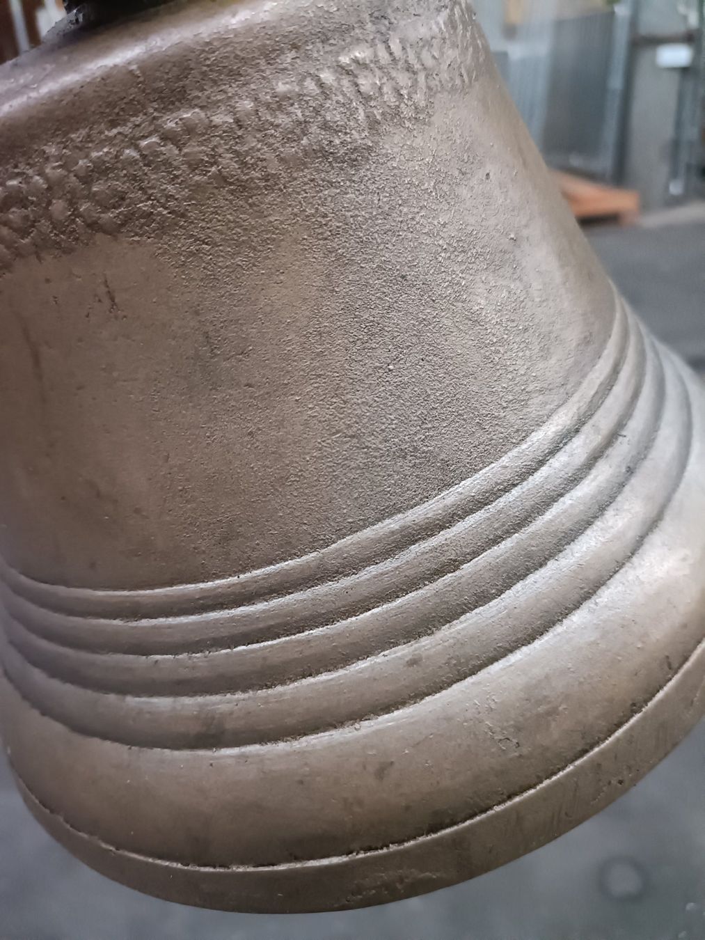 Glocken & Treicheln: Antike, schlichte Glocke mit Loch. – Gebraucht aus Däniken SO von Osysseas 7