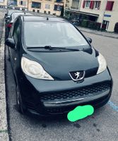 Voiture Peugeot 107 noire, 5 portes, boîte manuelle
