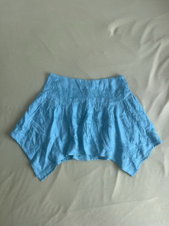 Jupe courte turquoise avec des strass